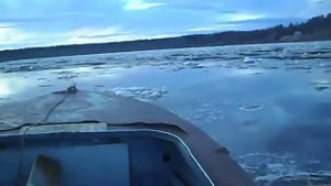На лодке через реку.