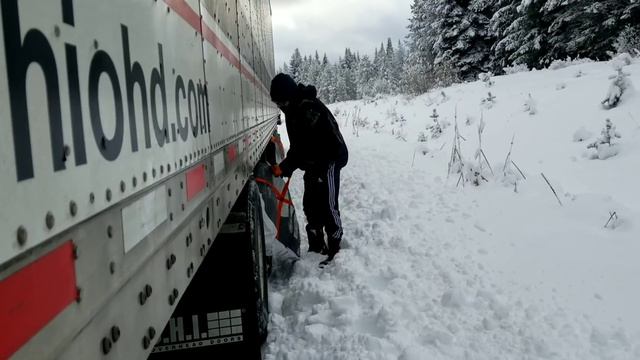 AUTOSOCKS VS CHAINS ON A BIG RIG | TRUCKING WITH SELENA  1/10/20 смотреть онлайн