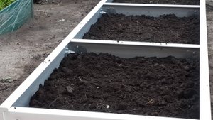 Сборка новой грядки из подоконников с доработками.