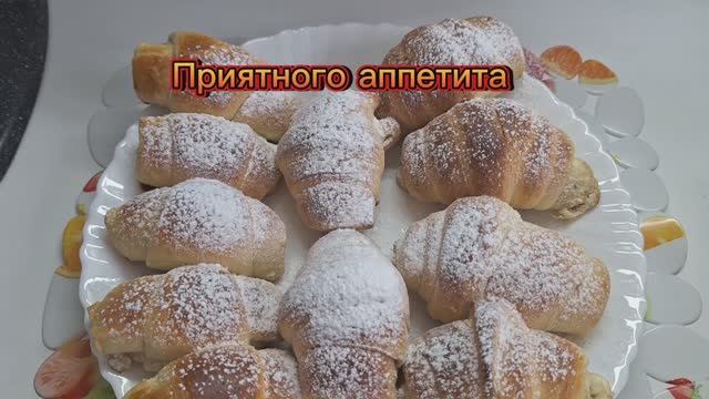 Круассанчики с творогом и бананом на скорую руку.