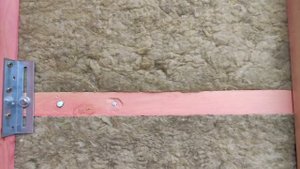 Монтаж фасада на доме из бруса на подсистеме из скользящих уголков.