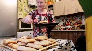 Пеку ватрушки с творогом и картошкой. Прогулка по центру поселка.