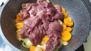 Паштет из куриной печени с грибами в сковородке