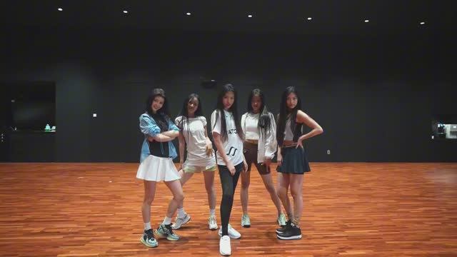 New Jeans (뉴진스) - 'Attention' dance practice mirrored