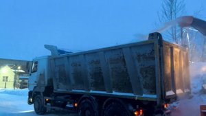 Погрузка снега в кузов самосвала Шнекороторный снегоочиститель UM-Truck  для фронтальных погрузчиков