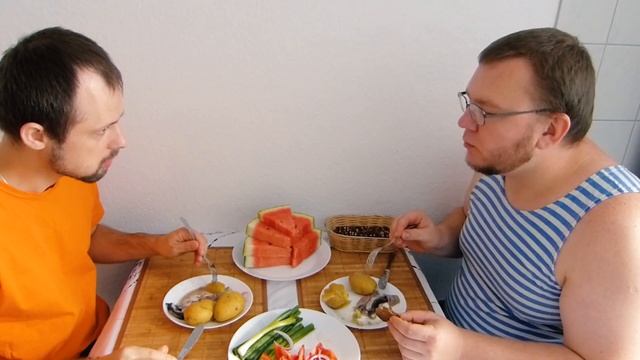 Мукбанг c Сюрстрёммингом. Пробуем квашеную шведскую селедку!