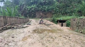 Mr. Dong Completed the duck coop to help the poor girl. Ngoc Han sowed vegetable seeds. Cook dinner