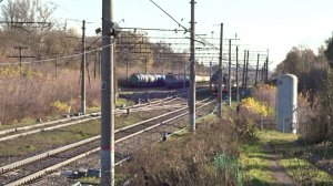 Электровоз ЭП1М-401 с пассажирским поездом проходит станцию Окская