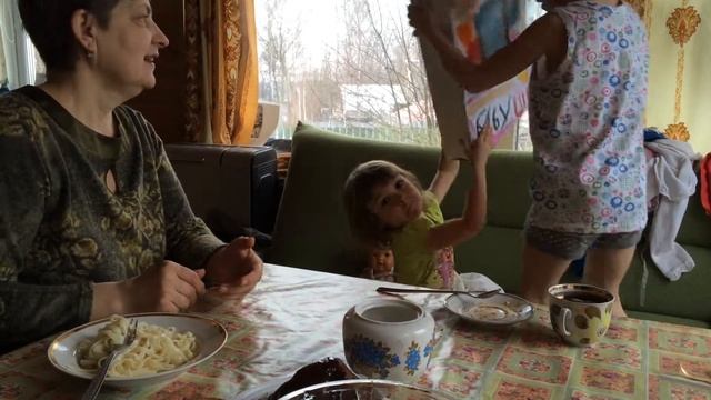 Боря и Таня поздравлеяют Бабушку!