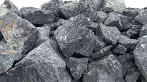 Графитово-чёрные глыбы для ландшафтного дизайна