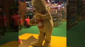 Мишка Хэмлис танцует