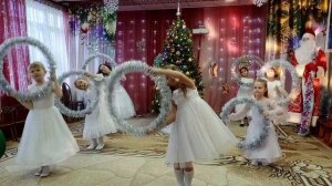 танец девочек на Новый год в детском саду