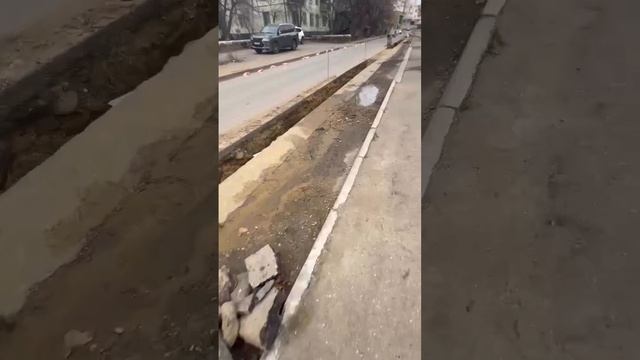 Компания Капитал-Инвест ведет стройку по улице Шамиля 24, белее месяца перекопали дорогу от стройки