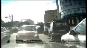 Бабы за рулем!!!  Баба на встречке!!!Осторожно!