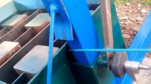 Станок для изготовления блоков, фиксатор формы в верхнем положении