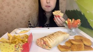 МУКБАНГ 🌯 Шаурма, картошка фри и наггетсы | MUKBANG shawarma, french fries and nuggets АСМР