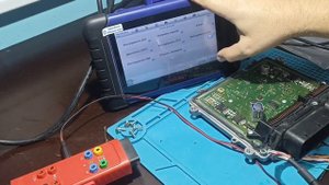 Проверка и диагностика ЭБУ Bosch ME9.7 на столе.