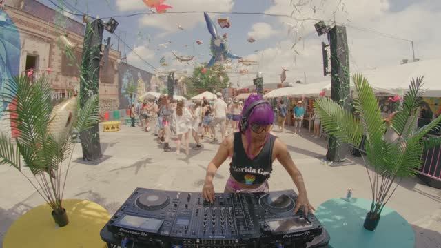 Sunny Afro Latin House Mix at a Backyard New York Party - Tinzo