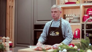 Рулет из форели с сыром, креветкой и шпинатом, Раут