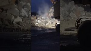 ЭКСКАВАТОР ГРУЗИТ ОГРОМНЫЙ камень ! РОБОТА с погрузкой камня