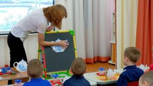 Занятие по оззнакомлению дошкольников с декоративно-прикладным творчеством "Гжел. Роспись чайника"