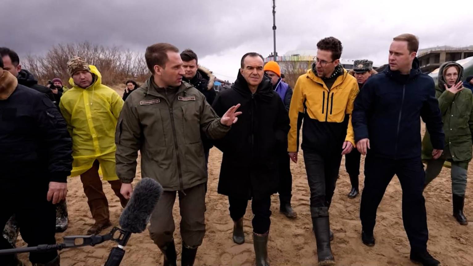 Козлов и Кондратьев осмотрели пострадавшие от разлива мазута пляжи Анапы