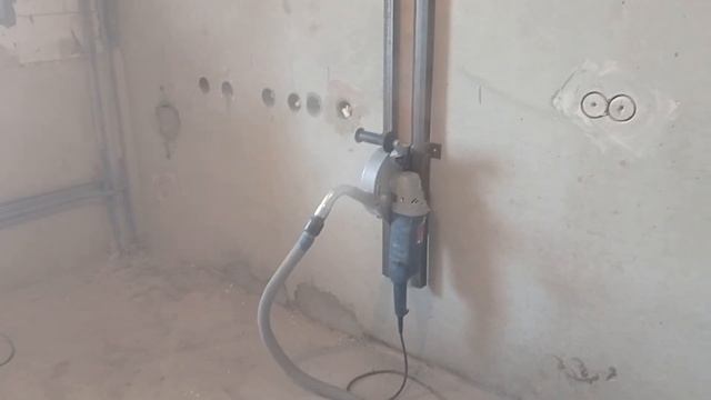 Штробление железобетона с направляющими шинами(с водой)