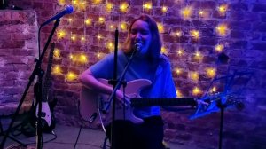 Эля поёт песню "Чай" (Badda Boo) на квартирнике "Твоей группы"