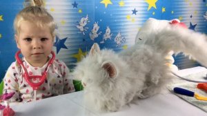 Играем в доктора с Хелло Китти, лечим  кошечку