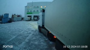 тупой дальнобой. раздолбайство, разговор по телефону при отсутствии опыта: минус зеркало заднего вид