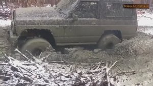 Дикий зверь 4x4 по бездорожью и грязи Nissan Patrol K160 3 300 Турбодизель.