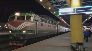 Калининградский "Янтарь" под тягой ЧС4Т-559 отправляется из Минска, апрель 2024 г.