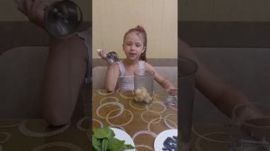 Смузи со шпинатом и жимолостью.