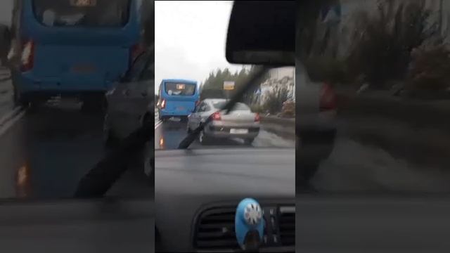 че он на встречке делает?