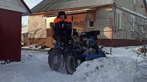 Вместе с "Бурлачком" боремся со снежными заносами