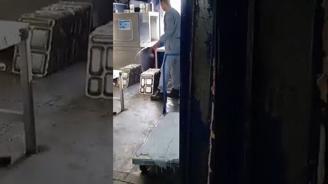 Сотрудники Ренейссанс моют разносы для еды в столовой для рабочих на объекте Удоканская Медь