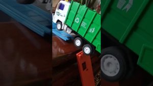 Мусоровоз везёт мусор.