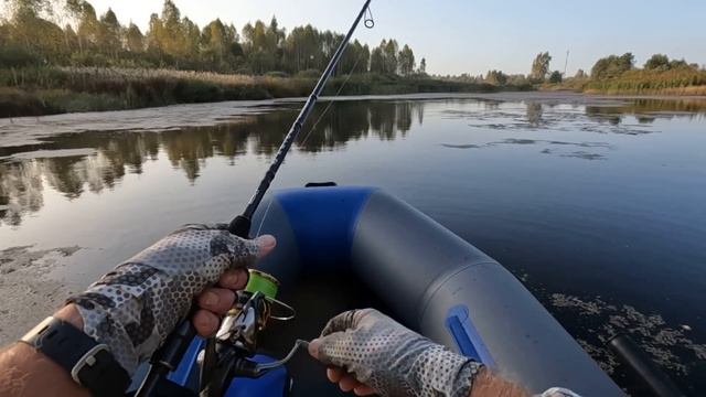 ОСЕНЬЮ БЫВАЕТ АЗАРТНО! РЫБАЛКА С ЛОДКИ НА ОЗЕРЕ! ЛОВЛЯ ЩУКИ И ОКУНЯ! ВОБЛЕРЫ И ДЖИГ! смотреть онлайн