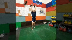 Выпады в перед с двумя гирями.