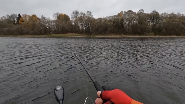 Самое время для ТРОФЕЕВ! ЩУКА на СПИННИНГ в ОКТЯБРЕ! Рыбалка с лодки осенью! смотреть онлайн