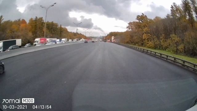 ДТП МКАД 22км . Курьер залил в телефоне! Прошу прощения за мат. смотреть онлайн