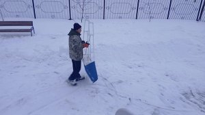 скребок для снега . "Помогатор" в деле!