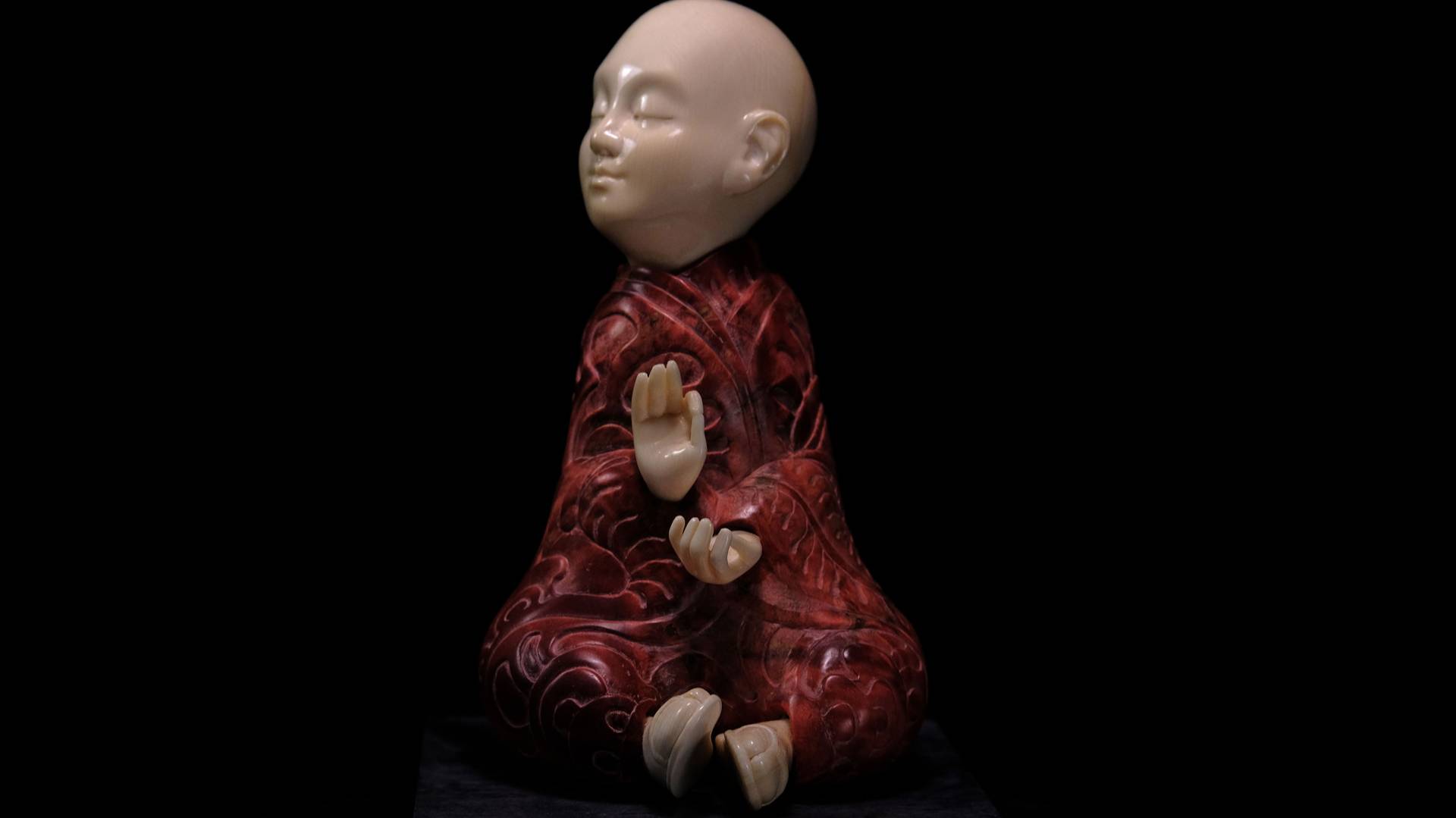 скульптура «Медитация», бивень мамонта, стабилизированная древесина, высота 12,5 см