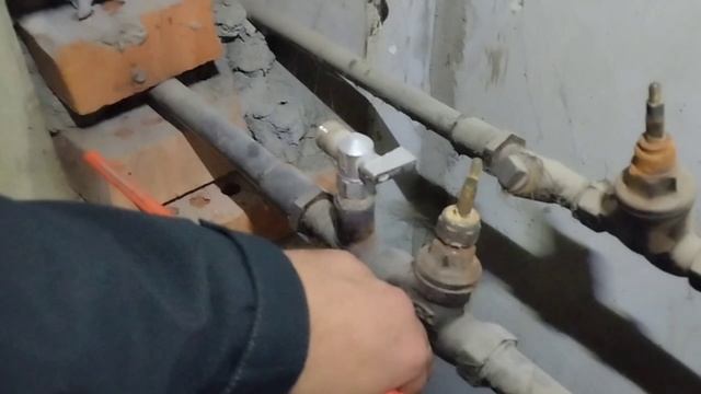 слесарь-сантехник в деле 😁