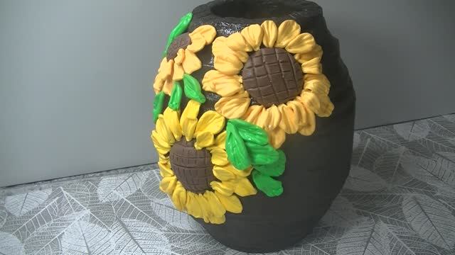 Ваза с подсолнухами из картона и  пластиковой бутылки .