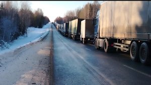 О чем думают водилы при обгоне на скользкой дороге?!