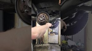 Toyota Noah замена задних тормозных колодок 1