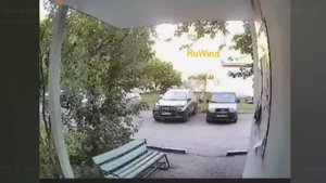 упал #беспилотник #бпла #дрон #fpv #квадрокоптер #новости #юмор #2024, мужик упал на лавку Саратов