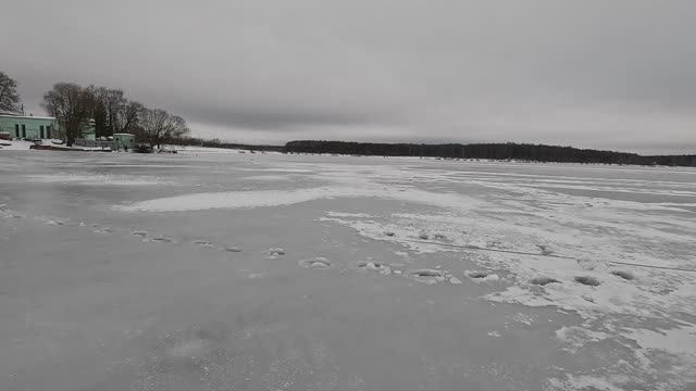 Едем по  тонкому льду озера Сенеж.От Городской набережной до Веретьевского пляжа.