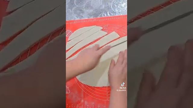 Сушеное мясо и колбаса с квадратными галушками.